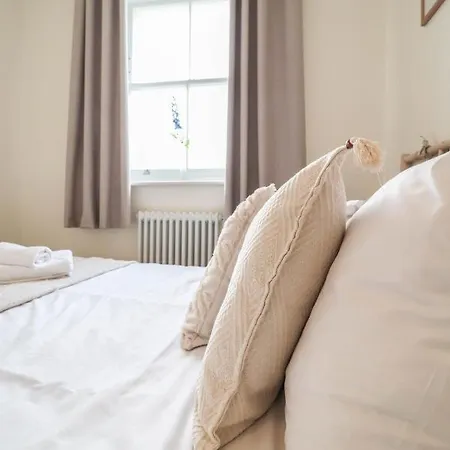 Beautiful 2-Bedroom Flat Just Steps From Oval Station Apartment *