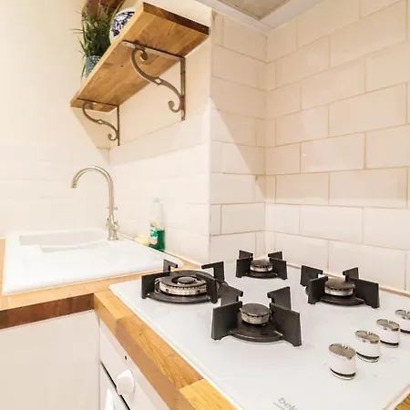 Beautiful 2-Bedroom Flat Just Steps From Oval Station * London
