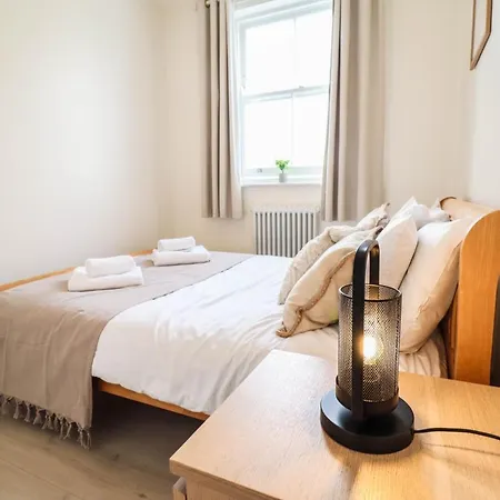 Apartment Beautiful 2-Bedroom Flat Just Steps From Oval Station