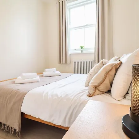Beautiful 2-Bedroom Flat Just Steps From Oval Station London