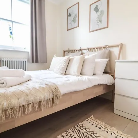 Beautiful 2-Bedroom Flat Just Steps From Oval Station Apartment