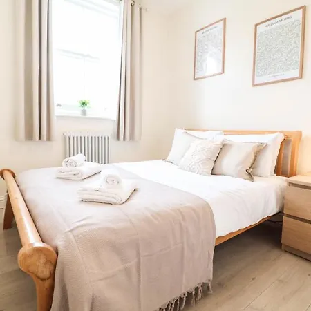 Apartment Beautiful 2-Bedroom Flat Just Steps From Oval Station *