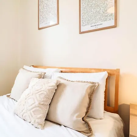Apartment Beautiful 2-Bedroom Flat Just Steps From Oval Station *