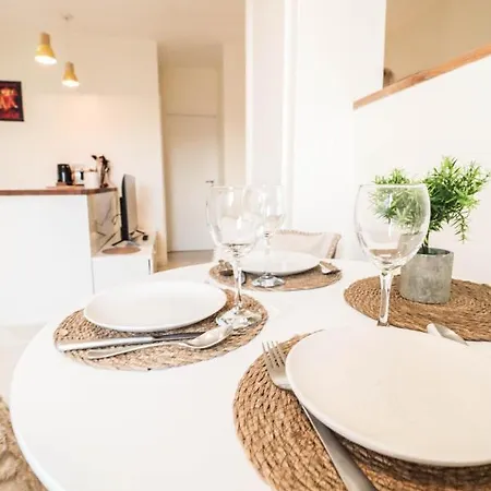 Apartment Beautiful 2-Bedroom Flat Just Steps From Oval Station