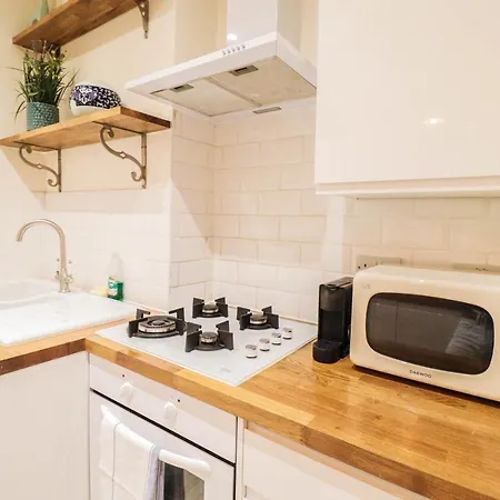 Beautiful 2-Bedroom Flat Just Steps From Oval Station Apartment London