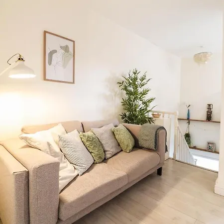 Beautiful 2-Bedroom Flat Just Steps From Oval Station *