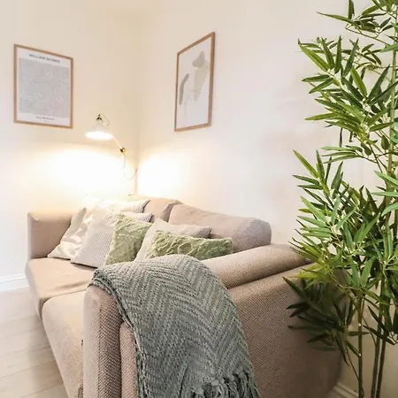 Beautiful 2-Bedroom Flat Just Steps From Oval Station