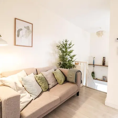 Beautiful 2-Bedroom Flat Just Steps From Oval Station Apartment *