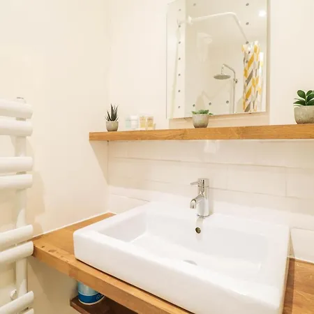 Apartment Beautiful 2-Bedroom Flat Just Steps From Oval Station