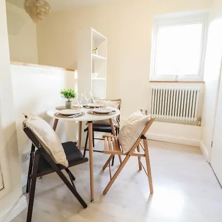 Beautiful 2-Bedroom Flat Just Steps From Oval Station *