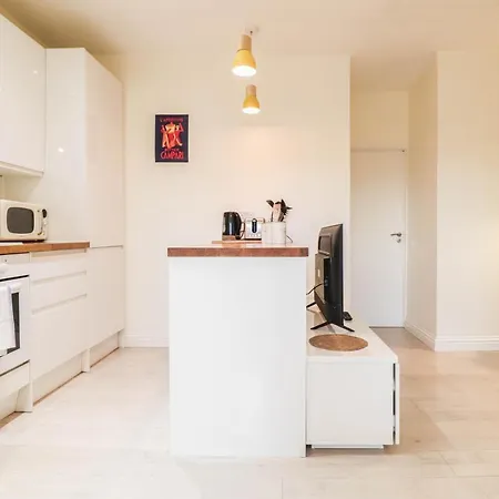Beautiful 2-Bedroom Flat Just Steps From Oval Station Apartment *