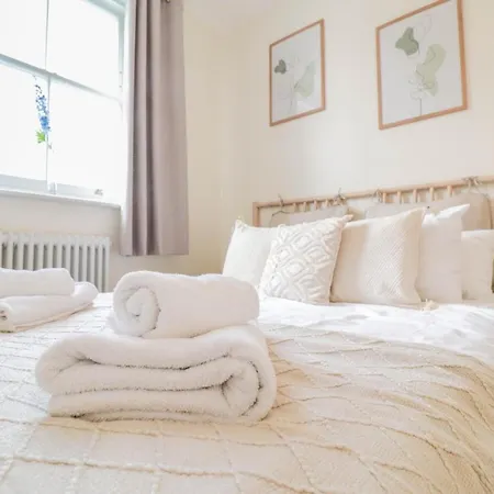 Beautiful 2-Bedroom Flat Just Steps From Oval Station Apartment London