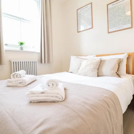 Beautiful 2-Bedroom Flat Just Steps From Oval Station London