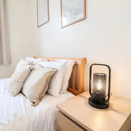 Beautiful 2-Bedroom Flat Just Steps From Oval Station *