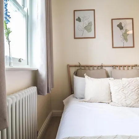 Beautiful 2-Bedroom Flat Just Steps From Oval Station Apartment London
