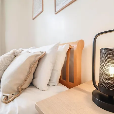 Apartment Beautiful 2-Bedroom Flat Just Steps From Oval Station *