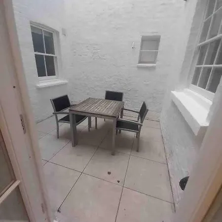 Lovely Flat In Baker Street Apartment *