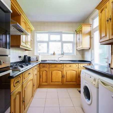 Wembley Arch View, 4-bed House, Drive For 2 Cars * London