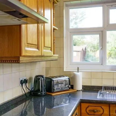 Wembley Arch View, 4-bed House, Drive For 2 Cars London