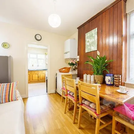 Apartment Wembley Arch View, 4-bed House, Drive For 2 Cars London
