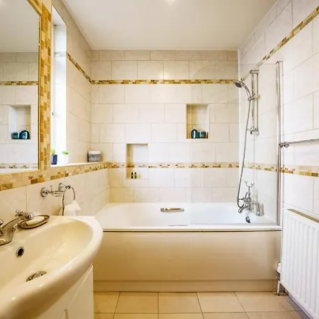 Wembley Arch View, 4-bed House, Drive For 2 Cars * London