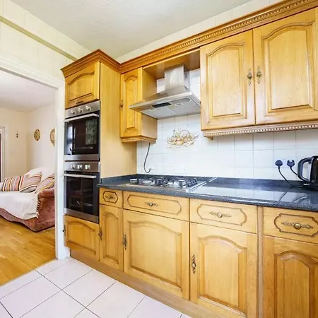 Wembley Arch View, 4-bed House, Drive For 2 Cars * London
