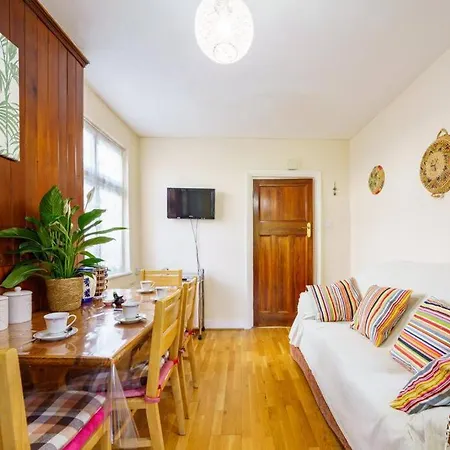 Wembley Arch View, 4-bed House, Drive For 2 Cars Apartment London