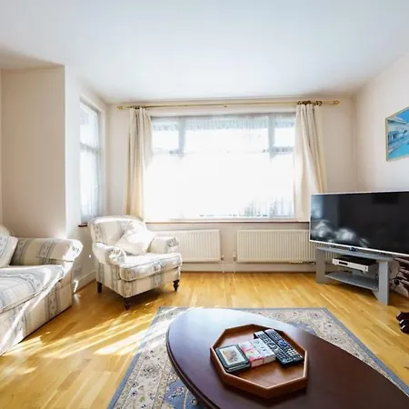 Wembley Arch View, 4-bed House, Drive For 2 Cars Apartment