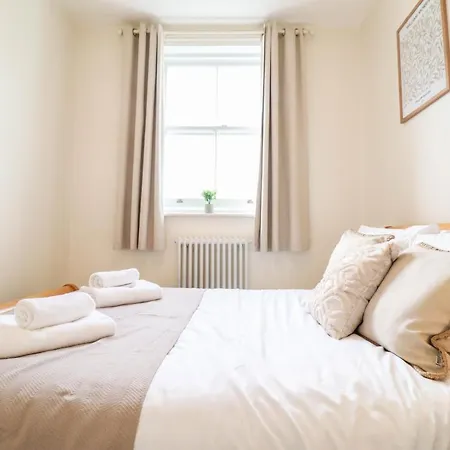 Beautiful 2-Bedroom Flat Just Steps From Oval Station Apartment *