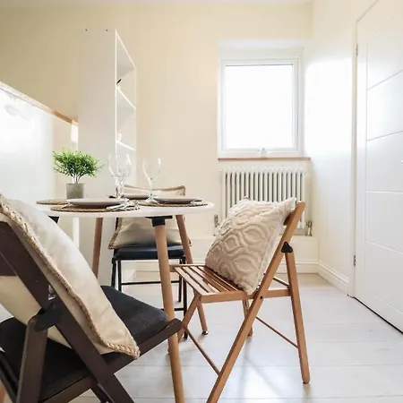 Beautiful 2-Bedroom Flat Just Steps From Oval Station Apartment London
