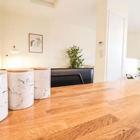Apartment Beautiful 2-Bedroom Flat Just Steps From Oval Station London