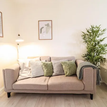 Beautiful 2-Bedroom Flat Just Steps From Oval Station Apartment *