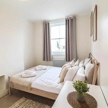 Beautiful 2-Bedroom Flat Just Steps From Oval Station London
