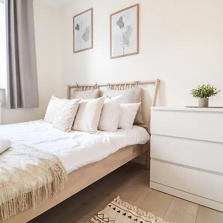 Beautiful 2-Bedroom Flat Just Steps From Oval Station