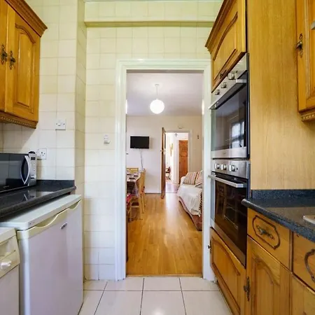 Wembley Arch View, 4-bed House, Drive For 2 Cars Apartment *