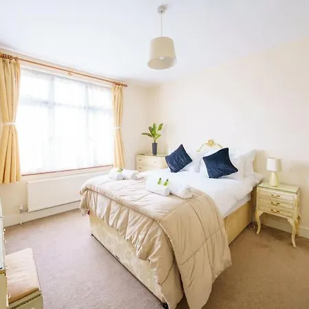 Apartment Wembley Arch View, 4-bed House, Drive For 2 Cars