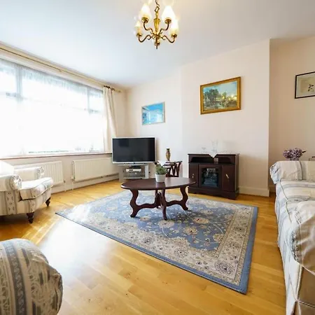 Apartment Wembley Arch View, 4-bed House, Drive For 2 Cars *