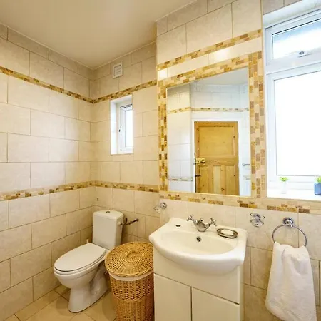 Apartment Wembley Arch View, 4-bed House, Drive For 2 Cars