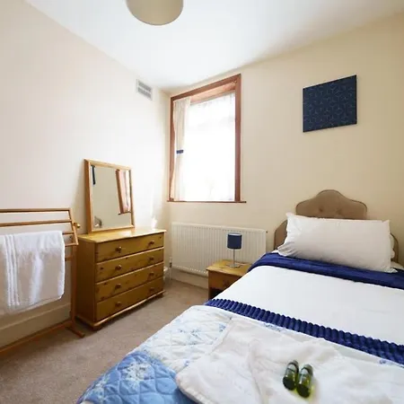 Wembley Arch View, 4-bed House, Drive For 2 Cars * London