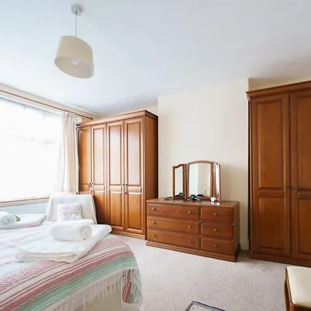 Wembley Arch View, 4-bed House, Drive For 2 Cars London