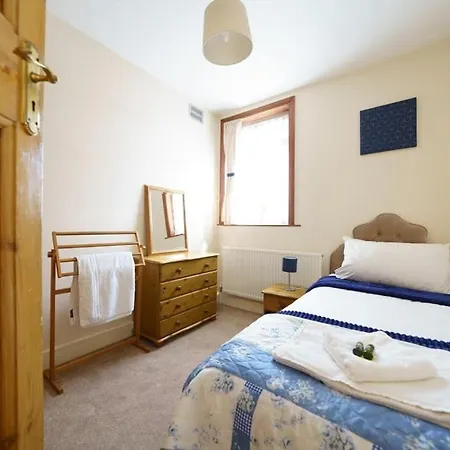 Wembley Arch View, 4-bed House, Drive For 2 Cars * London