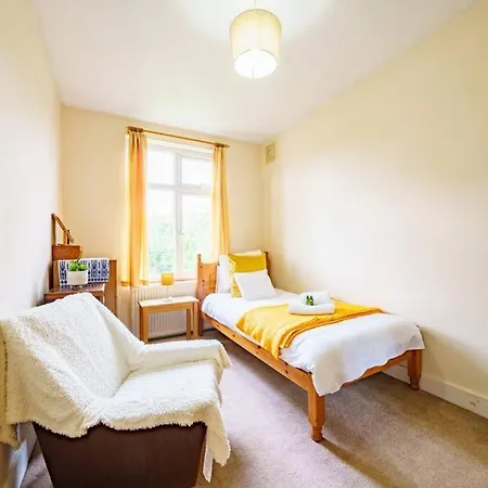 Wembley Arch View, 4-bed House, Drive For 2 Cars London