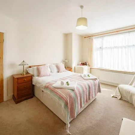 Wembley Arch View, 4-bed House, Drive For 2 Cars *