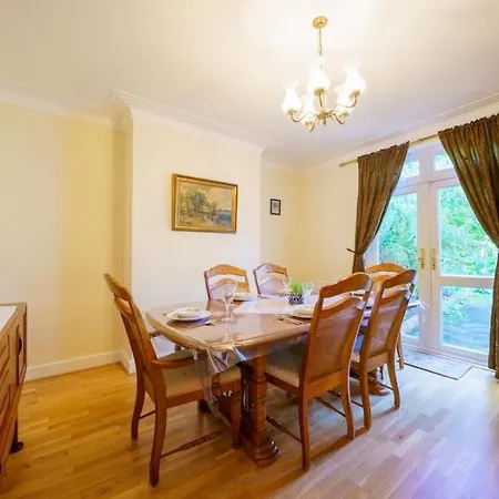 Apartment Wembley Arch View, 4-bed House, Drive For 2 Cars London