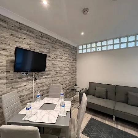 Lovely 2 Bedroom With Balcony - Apartment