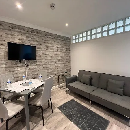 Lovely 2 Bedroom With Balcony - *