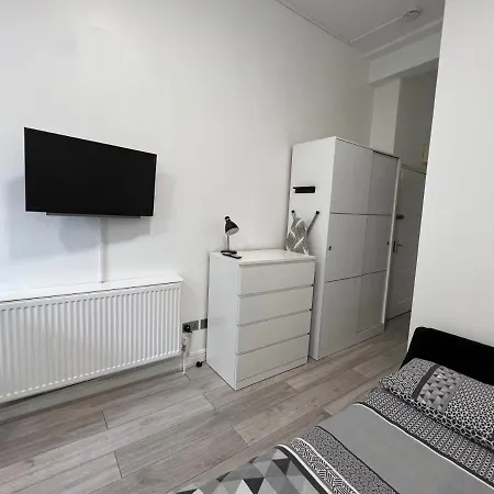 Lovely On Finchley Road * London