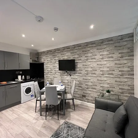 Lovely 2 Bedroom With Balcony - Apartment *