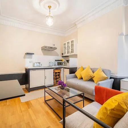 Luxury 3 Bedroom Flat Trafalgar Square, Embankment, Waterloo