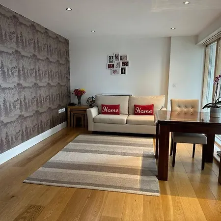 Bright And Spacious Flat In Wimbledon, *